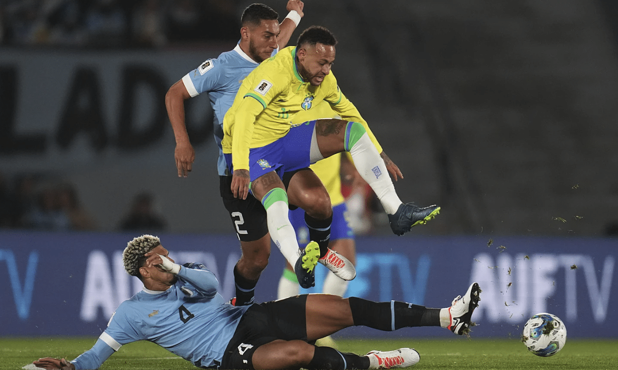 Neymar chấn thương và rời sân trong hiệp một khi Brazil thua trận đầu tại vòng loại World Cup 2026. Ảnh: AP