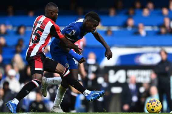 Mauricio Pochettino forced to intervene as Nicolas Jackson clashes with insulting Chelsea fan in shock Brentford defeat - Bóng Đá