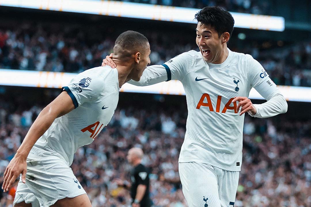 Son Heung Min (phải) mừng bàn trong trận Tottenham thắng Liverpool 2-1 tối 30/9. Ảnh: Tottenham