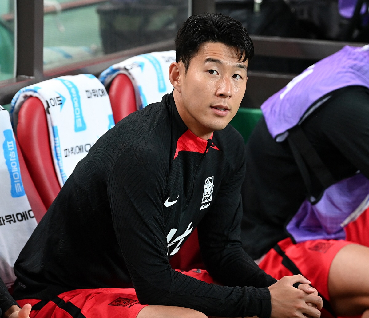 Son Heung-min ngồi dự bị ở trận Hàn Quốc thắng Tunisia 4-0 hôm 13/10. Ảnh: Chosun