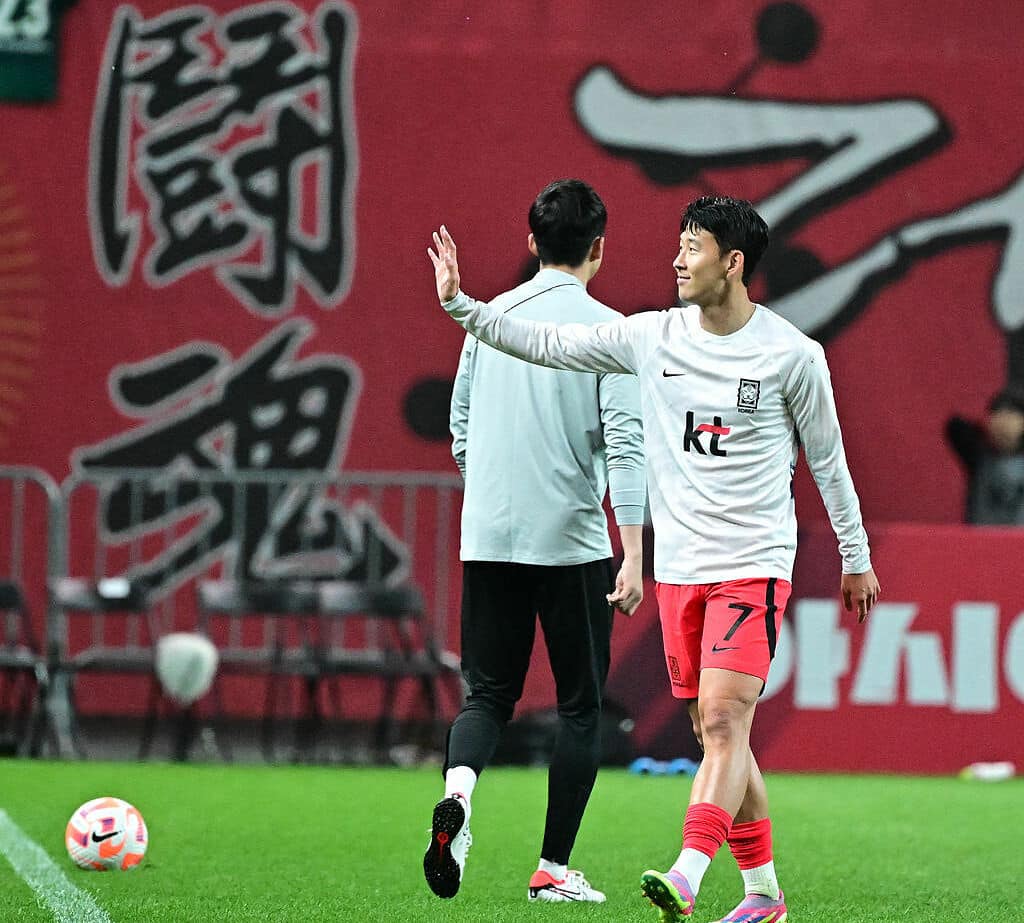Son Heung-min khởi động cùng đội dự bị ở sân Seoul World Cup trước trận gặp Tunisia. Ảnh: Osen