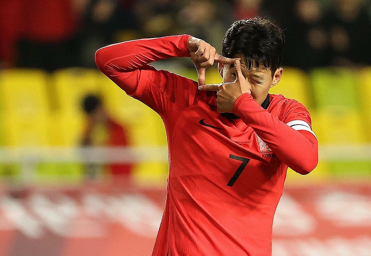 Son Heung-min ăn mừng bàn thắng nâng tỷ số lên 4-0 trước Việt Nam. Ảnh: Yonhap