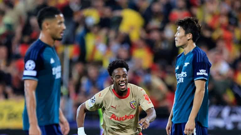 Các cầu thủ phòng ngự của Arsenal thẫn thờ, trong khi Wahi ăn mừng bàn ấn định chiến thắng cho Lens. Ảnh: Reuters