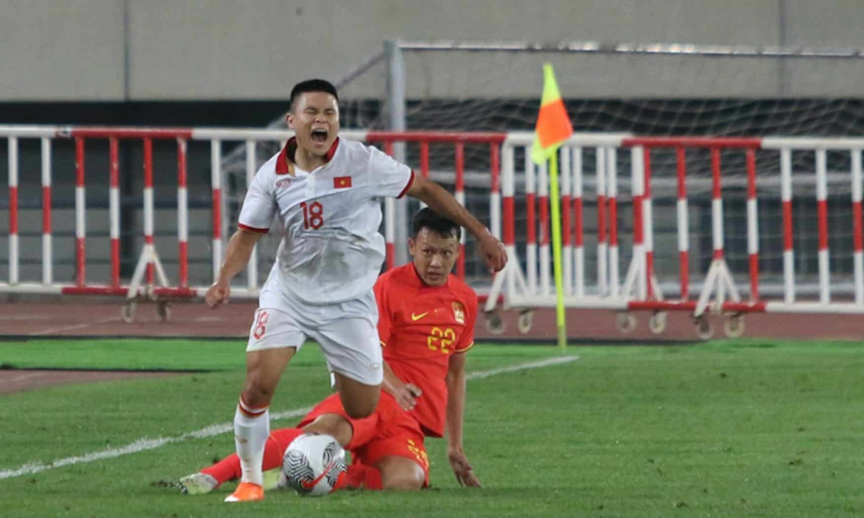 Tiền đạo Phạm Tuấn Hải (số 18) bị phạm lỗi trong trận thua Trung Quốc 0-2 trên sân Đại Liên, tỉnh Liêu Ninh, tối 10/10/2023.