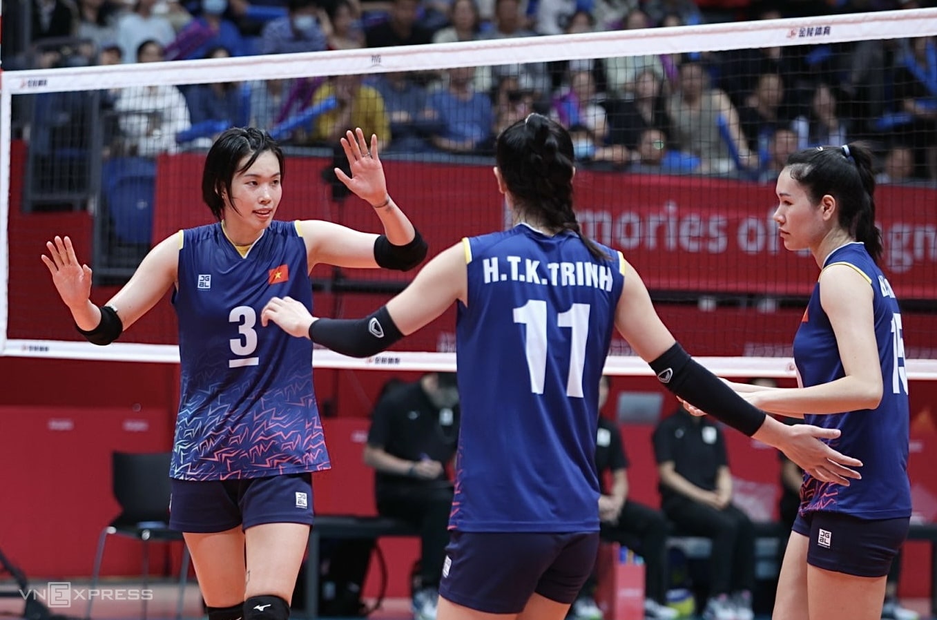 Đội tuyển bóng chuyền nữ Việt Nam chơi nỗ lực nhưng không thể tạo bất ngờ trước Nhật Bản. Ảnh: Hoàng Huy