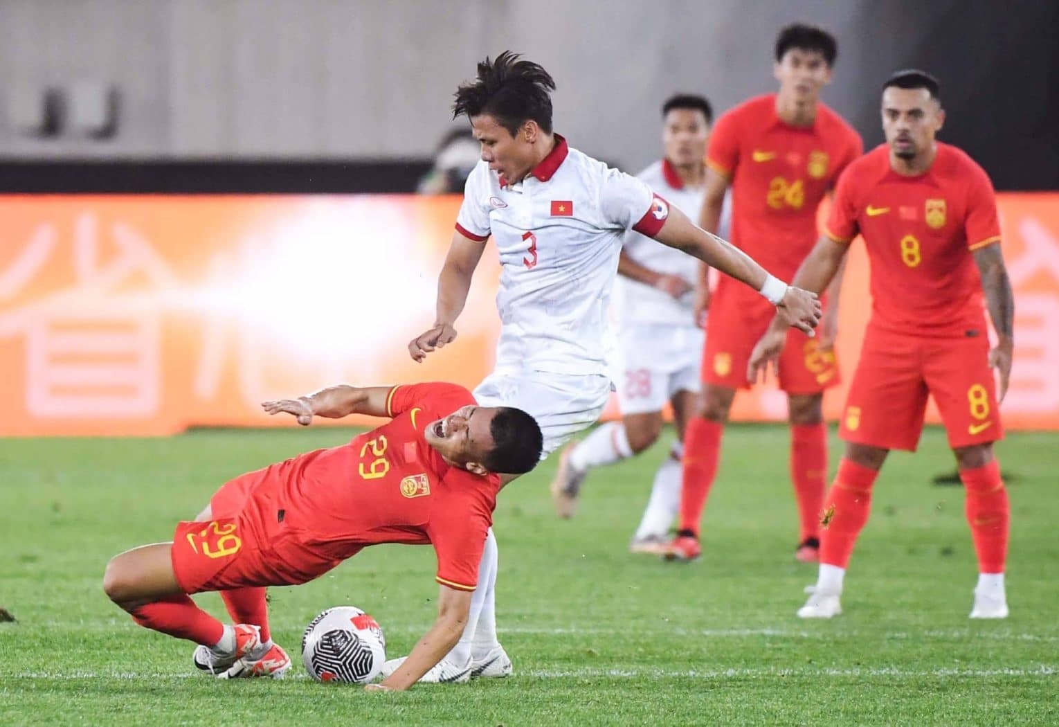 Việt Nam (áo trắng) thua Trung Quốc 0-2 là thất bại đầu tiên dưới thời HLV Philippe Troussier. Ảnh: Sohu