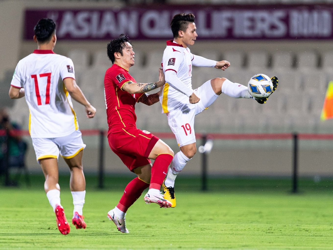 Việt Nam (áo trắng) thua Trung Quốc 2-3 tại UAE ở lượt đi vòng loại ba World Cup 2022. Ảnh: AFC