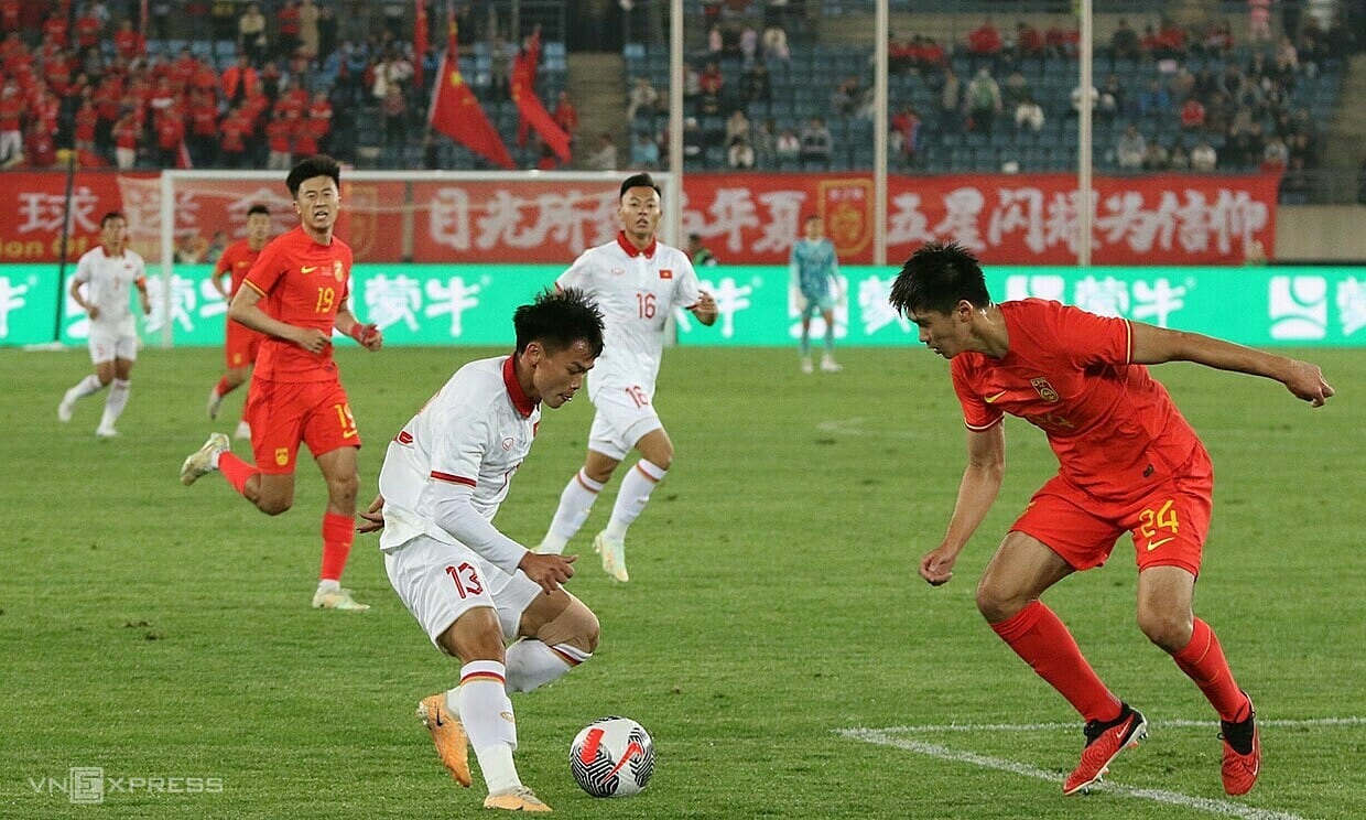 Hồ Văn Cường đi bóng trước Wu Shaocong - hậu vệ Trung Quốc cao 1m92 đang thi đấu ở Thổ Nhĩ Kỳ.